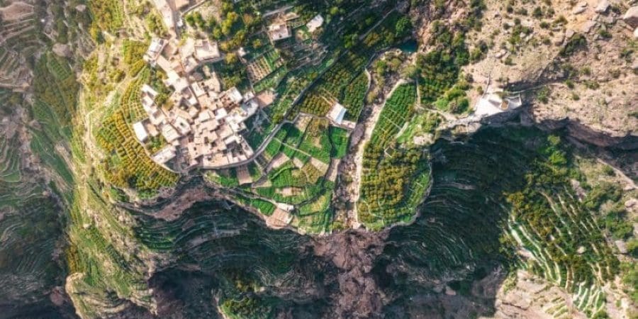 مدرّجات المزارع في الجبل الأخضر بعدسة المصورة عفيفة الهاشم