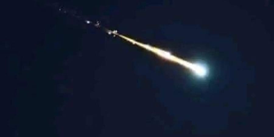 ضوء ساطع ينير السماء بشكل عجيب