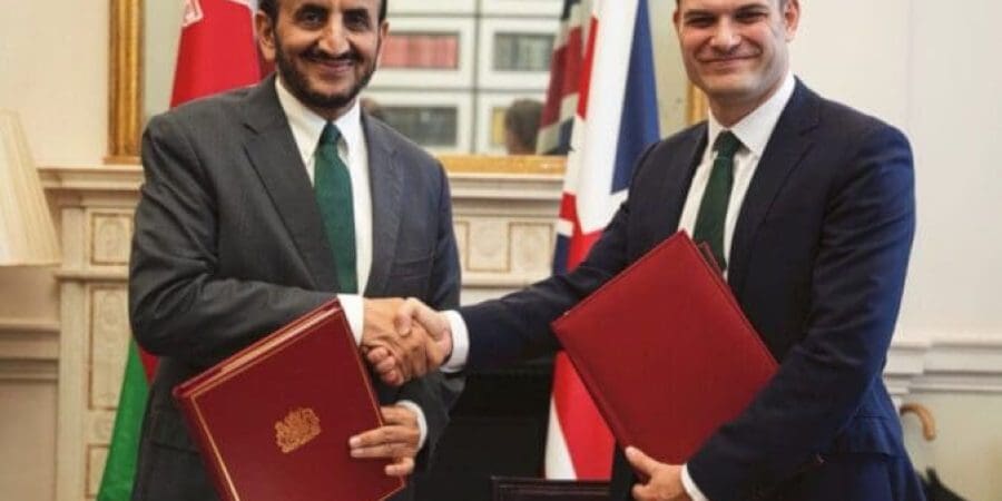 سلطنة عمان وبريطانيا توقعان على اتفاقية عمل أزواج الدبلوماسيين