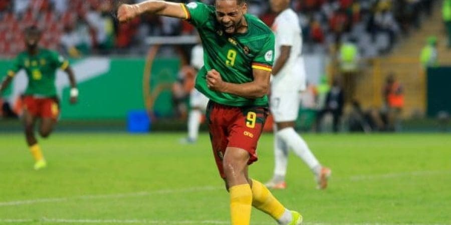 فرحة لاعب الكاميرون بالتعادل