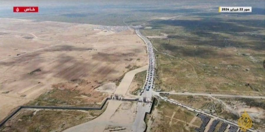 صور جوية تظهر تكدس أكثر من 2000 شاحنة