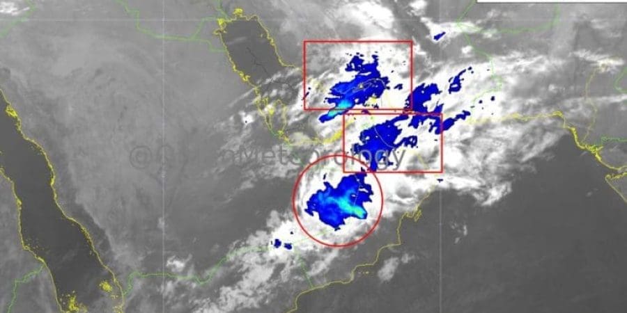تواجد خلايا رعدية مصحوبة بأمطار متفاوتة الغزارة