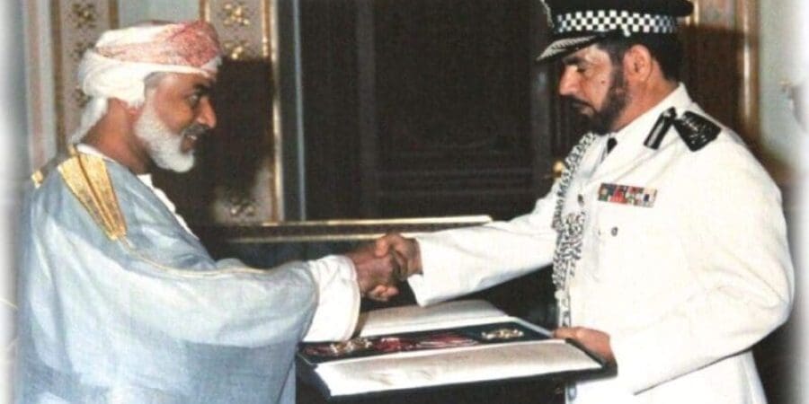 سعيد بن راشد الكلباني مصافحًا جلالة السلطان قابوس بن سعيد -طيب الله ثراه