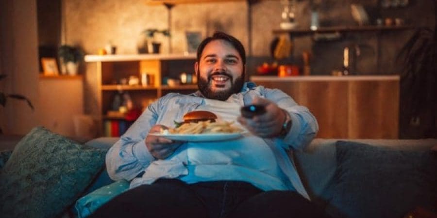 تناول الطعام قبل النوم يمكن أن تكون له آثار جانبية عديدة على كل شيء بدءًا من وزنك وجودة نومك (غيتي)