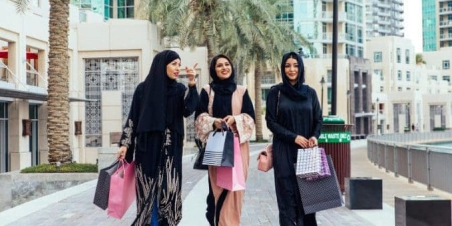 النساء يملن أكثر من الرجال لقضاء وقت طويل في التجول بمراكز التسوق (غيتي)