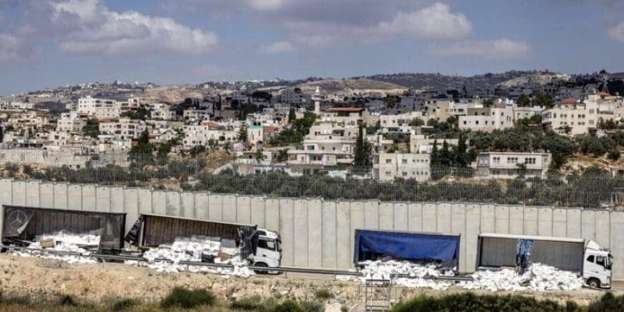 مستوطنون إسرائيليون يهاجمون قافلة مساعدات مكونة من 98 شاحنة