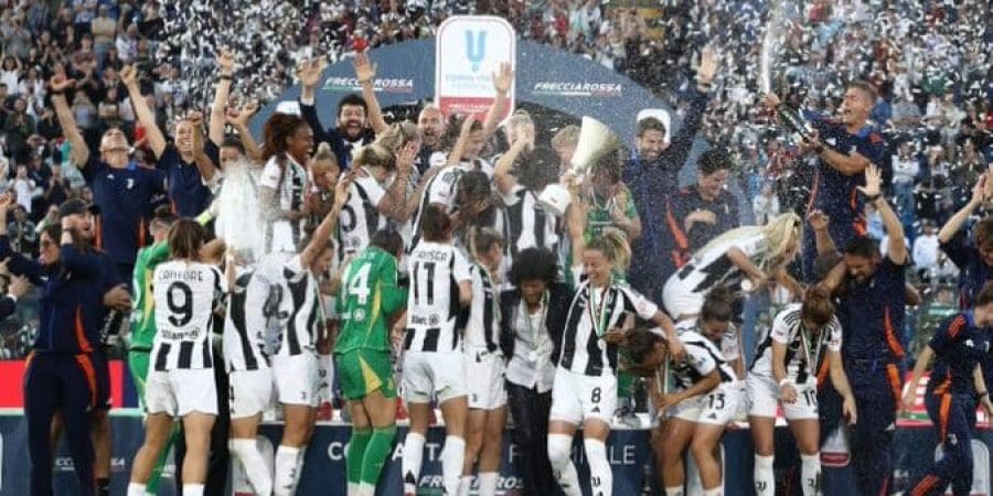 لاعبابت اليوفي يحتفلن لقب كأس إيطاليا للسيدات