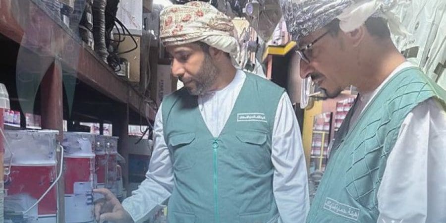 منشأة تجارية تبيع أصباغ منتهية الصلاحية