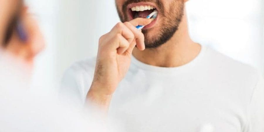 تنظيف الأسنان