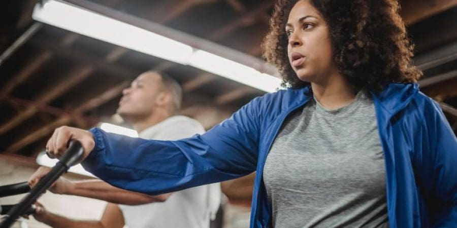 كتلة العضلات مهمة لقوة الشخص وطاقته وحركته وبدلًا من التركيز على الوزن فقط ينصح ببناء العضلات (بيكسلز)