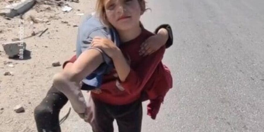 طفلة من غزة تحمل شقيقتها المصابة مسافة كيلومترين