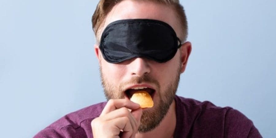 إلى جانب الظروف الداخلية للتذوق والشم، هناك عوامل خارج هذه الحواس قادرة على تعديل كيفية إدراكنا للطعام (شترستوك)