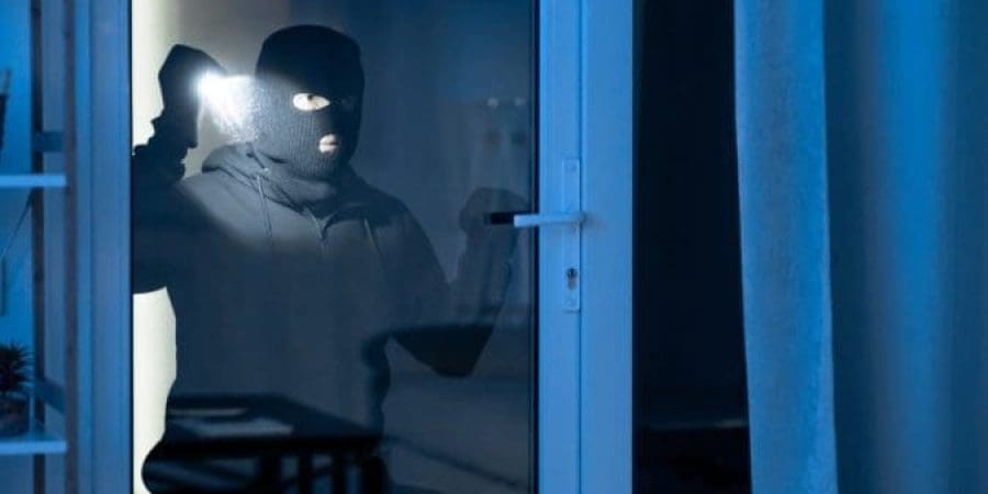 لإبقاء اللصوص في حيرة من غيابك، امتنع عن مشاركة أي تفاصيل عن رحلتك علنا حتى عودتك (شترستوك)