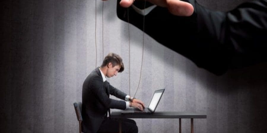 علاج القيادة المستبدة المتسلطة أن يعمل الأتباع مراقبين عندما يسيء القائد التصرف (شترستوك)