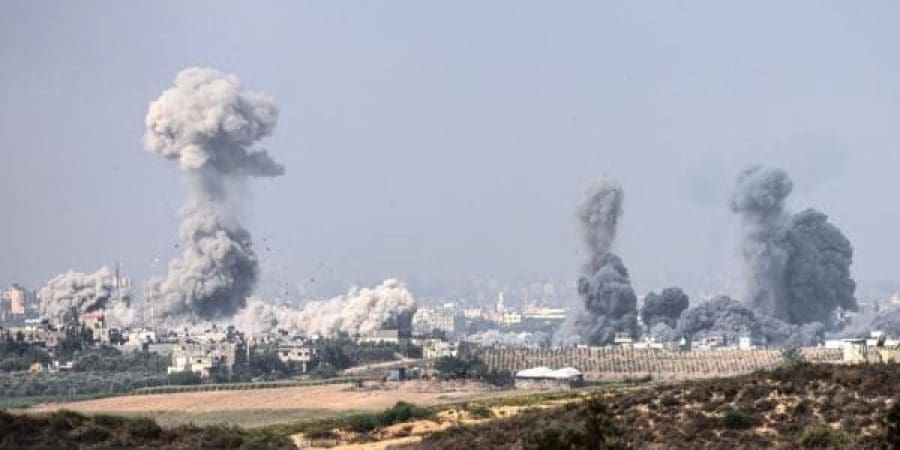 شاهد كيف يقوم جيش الاحتلال بنسف مربعات سكنية كاملة بلمح البصر في غزة.