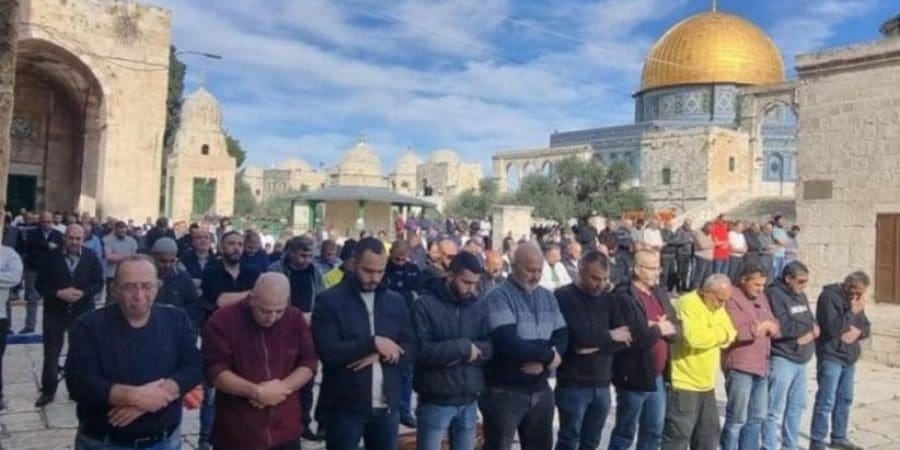 رغم الحصار المشدد.. 5 آلاف مصلّ يؤدون صلاة الجمعة في الأقصى