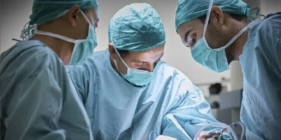 عملية جراحية لإصلاح شريان غير طبيعي في دماغ جنين داخل الرحم