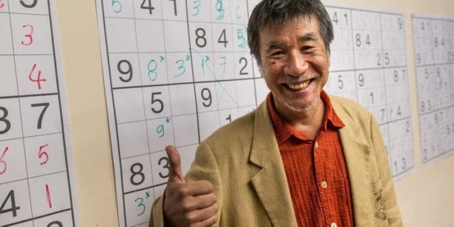 ماكي كاجي أمام قوائم من لعبة سودوكو في منافسة باليابان في 2012