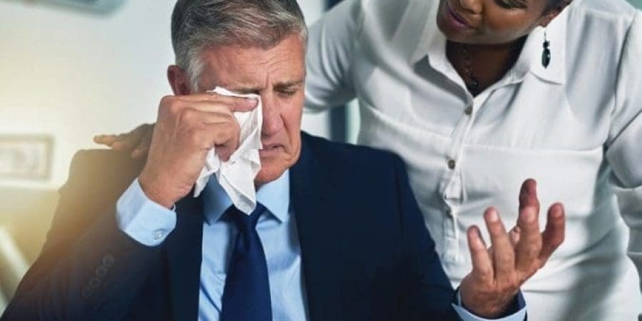 يشتكي الناس لتخفيف حدة المشاعر المؤلمة عن طريق التنفيس عن أنفسهم (غيتي)