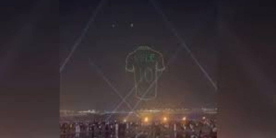 قميص بيليه يضىء سماء الدوحة عبر عرض مثير لطائرات دون طيار