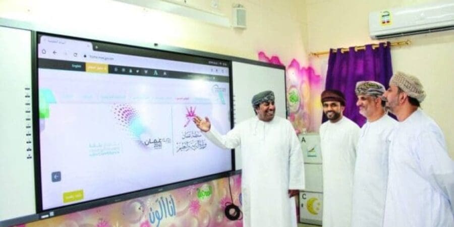 تركيب 245 شاشة ذكية في مدارس بشمال الباطنة