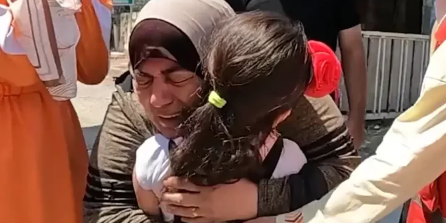 لحظة لقاء الطفلة بجدتها