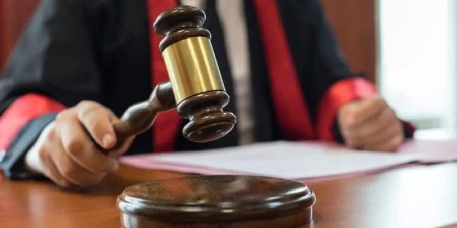 ضربت والدها بالحذاء وبرأتها المحكمة