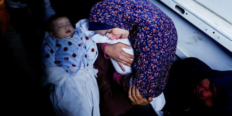 سيدة فلسطينية تودع طفليها التوأم