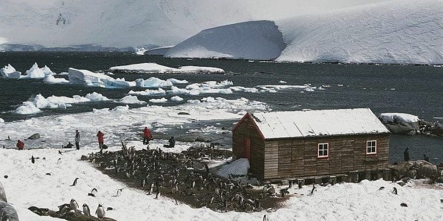 بورت لوكروي حيث يوجد أبعد مكتب بريد بالعالم - Getty Images