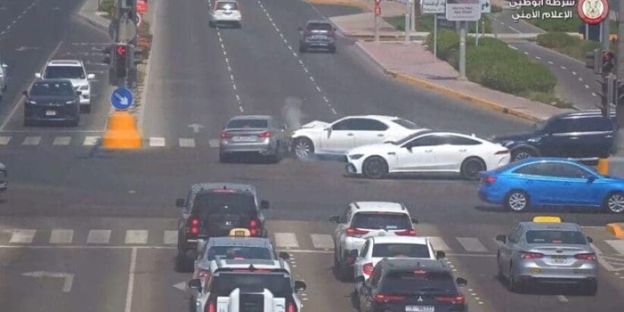 فيديو لحادث بسبب الانشغال بالهاتف أثناء عبور "الإشارة الضوئية"