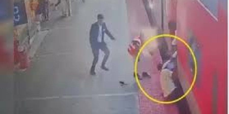 أب وابنه ينجوان بأعجوبة بعد سقوطهما بين قطار ورصيف