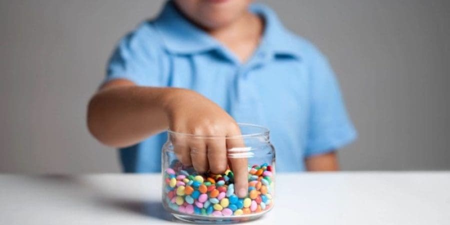 السمنة عند الأطفال مشكلة في ازدياد بسبب نمط الحياة السريع وغير الصحي - iStock.