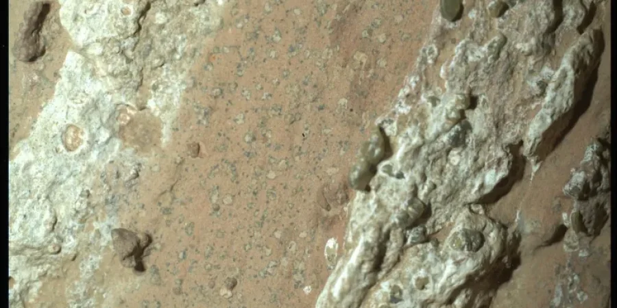 صخور غامضة على سطح المريخ