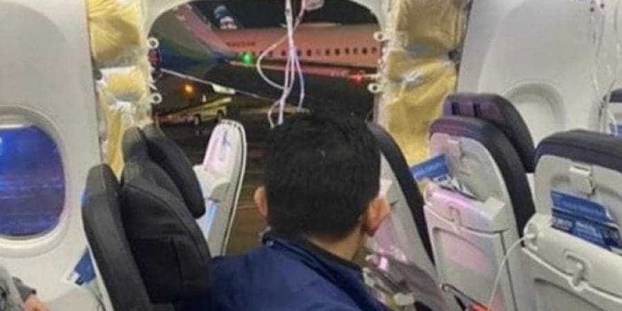 انفجار نافذة طائرة