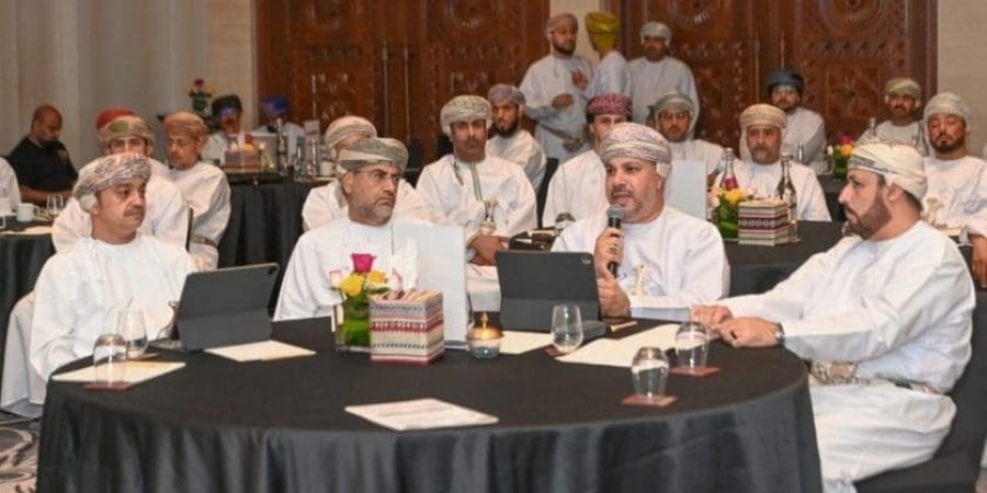 لقاء مشترك يستعرض المشاريع الإنمائية في محافظة ظفار