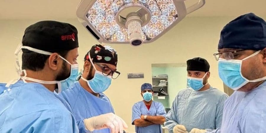 إجراء أول عملية لعلاج الجنف التنكسي بمستشفى نزوى