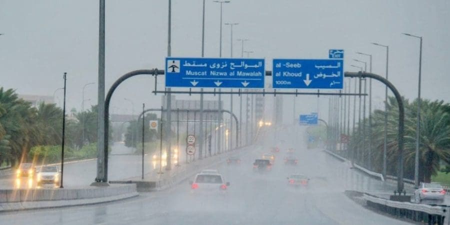 هطول أمطار متفاوتة الغزارة على عدد من محافظات سلطنة عُمان