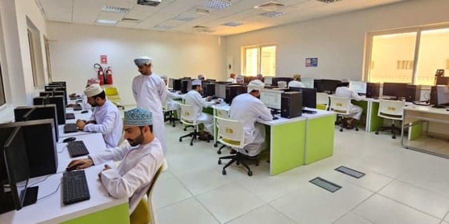 وزارة العمل تجري اختبارات التوظيف بمحافظة الداخلية