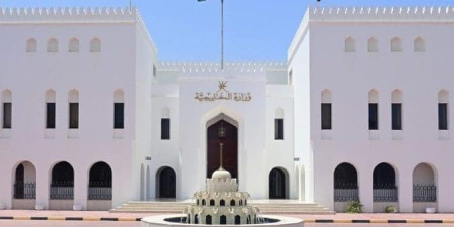 سلطنة عُمان ترحّب بدعوة الرئيس الفرنسي لوقف تسليم الأسلحة للاحتلال