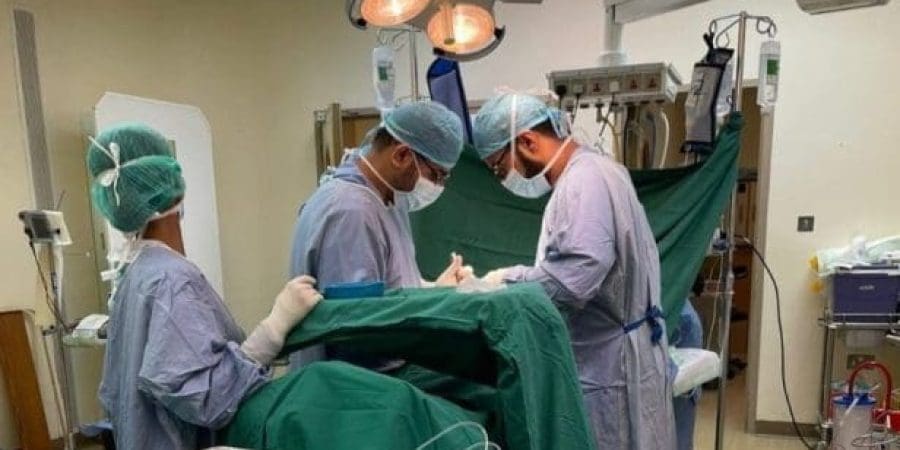 فريقٌ طبيٌّ بمستشفى الرستاق ينجح في تدخل جراحيٍّ