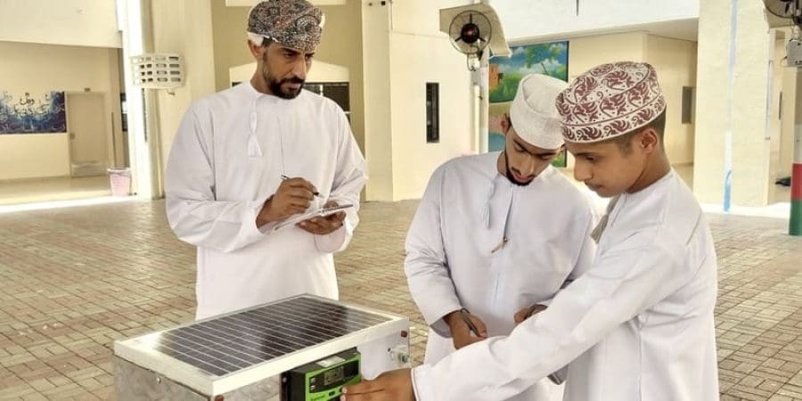 طالب عُماني يبتكر جهازاً لتحويل المياه المهدرة