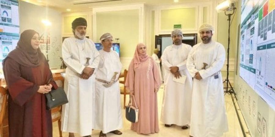 "اللجنة العُمانية لحقوق الإنسان" تتابع وتشيد بسير العملية الانتخابية