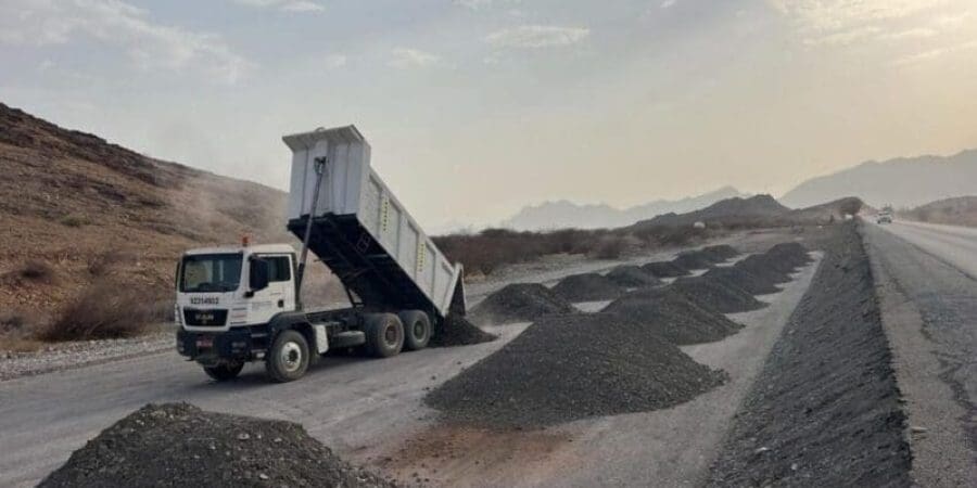 بدءُ تنفيذ مشروع ازدواجية طريق إزكي ـ نزوى