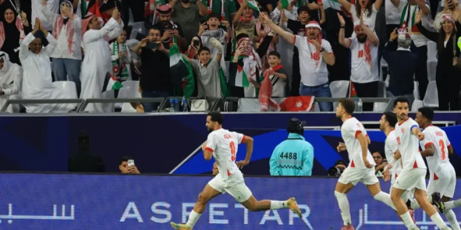 علي علوان يحتفل بهدف التقدم على العراق (رويترز)