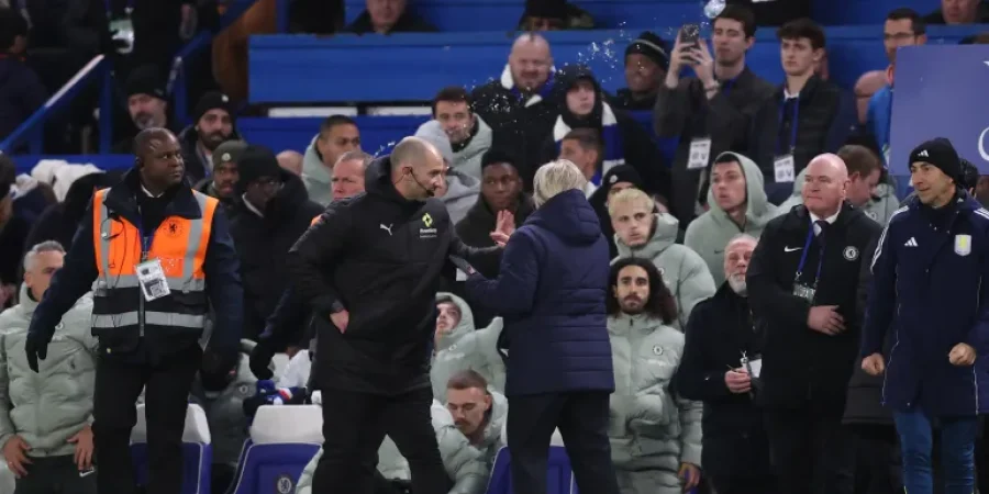 قارورة المياه التي ألقاها تشيلسي تظهر في الهواء