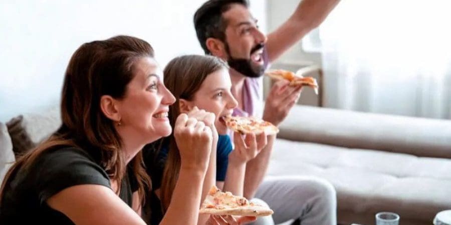 احذروا تناول الطعام أثناء مشاهدة التلفاز