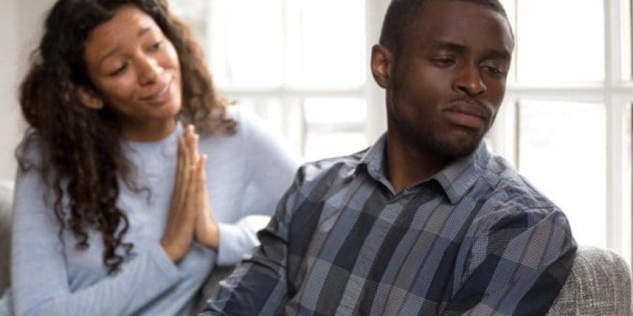 بحسب الدراسات تقول النساء إنهن يشعرن بالأسف أكثر (شترستوك)