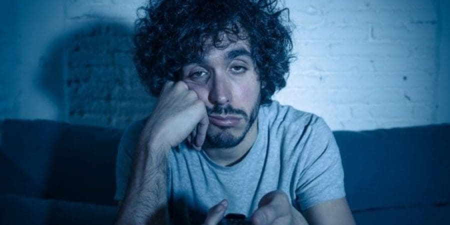 الملل هو شعور عاطفي يتيح لك معرفة أنك تفعل شيئًا لا يمتعك عقليًا ولا يمنحك إحساسًا بالرضا والتحدي (شترستوك)