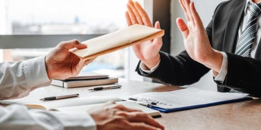 إذا احتجت للمال أو فقدت وظيفتك مثل الآلاف خلال فترة الوباء، فالجأ إلى العائلة والأصدقاء وتجنّب القروض البنكية (شترستوك)