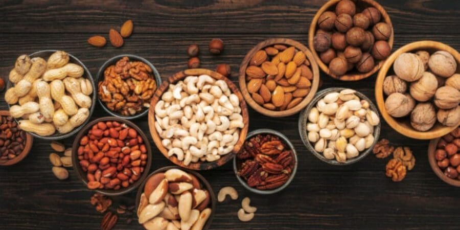 المكسرات النيئة